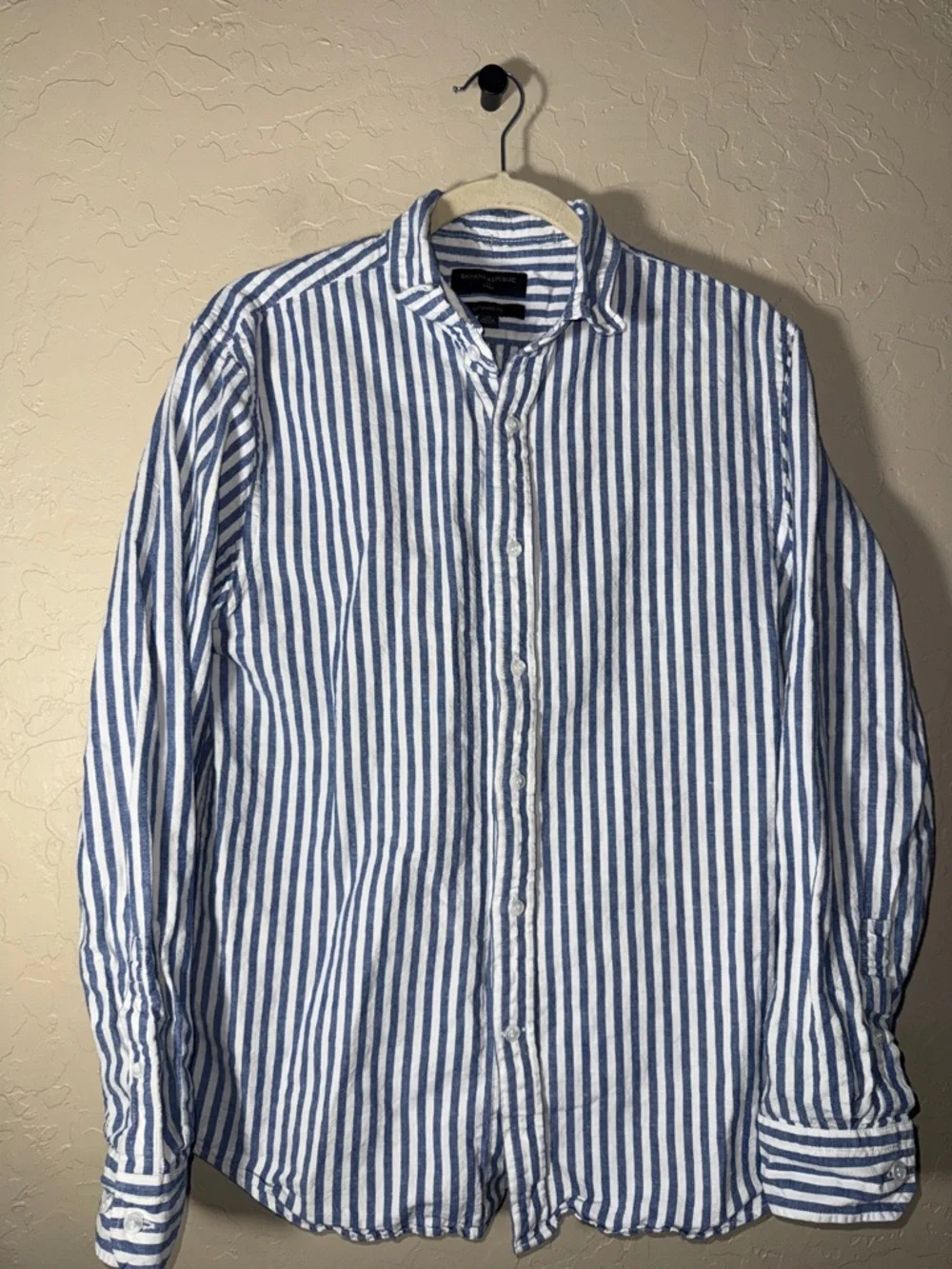 Banana republic mens linen blue and white striped u tucked fit button up shirt